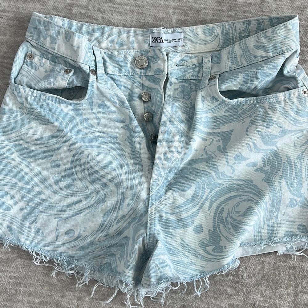 Zara High Waisted Frayed Hem Light Wash Blue Denim Shorts Wave Print Womens 8